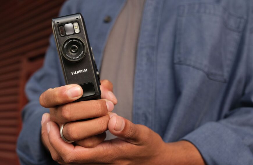 Llegó a Argentina la nueva instax mini Evo™ Cinema: la primera instax™ que graba video